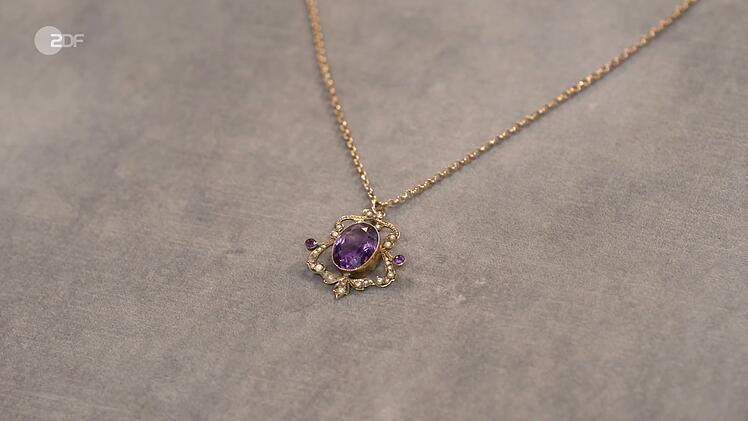 Wendela Horz datierte ein Collier mit Anh&auml;nger in den 1890er Jahren.