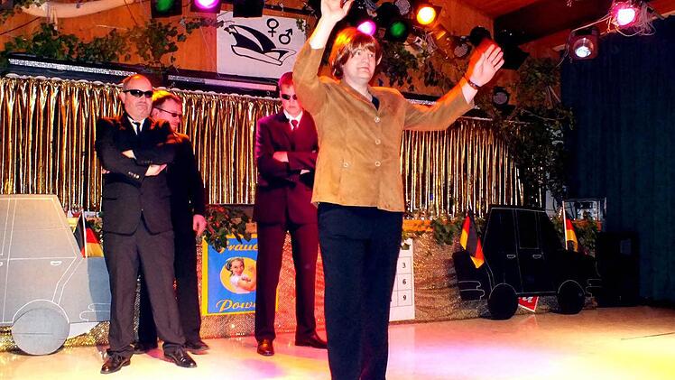 Angela Merkel (Frank Rottmann) nahm die Ovationen der Zeller entgegen.