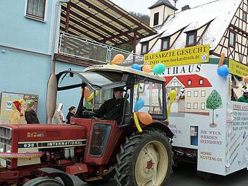 Ein bunter Faschingszug schlängelte sich durch Stralsbach. Fotos: Wolfgang Kretschmer