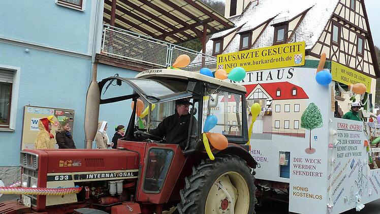 Ein bunter Faschingszug schlängelte sich durch Stralsbach. Fotos: Wolfgang Kretschmer
