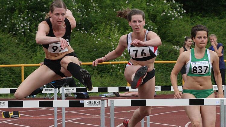 Johanna Büchs (76) vom TV DJK Hammelburg gewann in Hösbach über 100 Meter Hürden, im Hochsprung und Weitsprung der Jugend U-20.