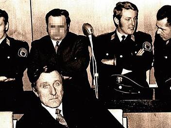 Manfred W. (Zweiter von links) erwartet bei der Verhandlung vor dem Landgericht in Coburg 1971 den Urteilsspruch der Richter. Foto: Archiv