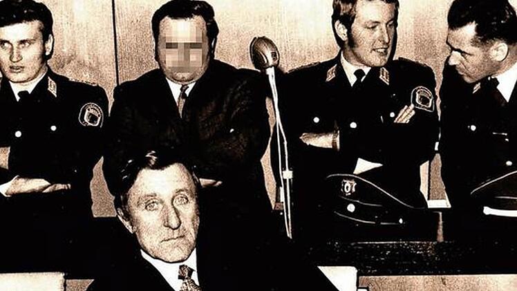 Manfred W. (Zweiter von links) erwartet bei der Verhandlung vor dem Landgericht in Coburg 1971 den Urteilsspruch der Richter. Foto: Archiv