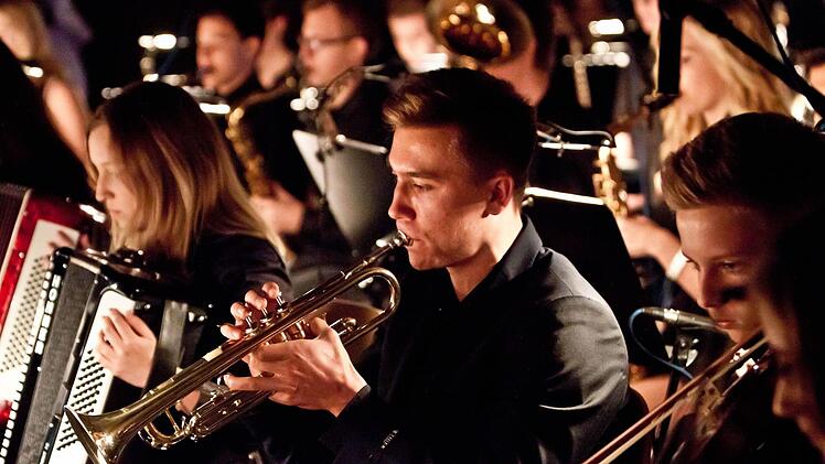 Bunt besetzt war das Orchester. Neben Akkordeon und einigen Streichern gehören dazu auch Blechbläser.