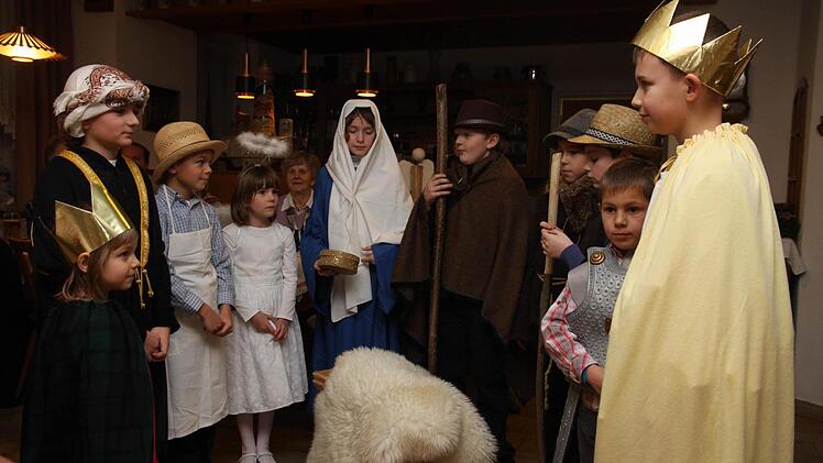 Wir suchen Ihre schönste Weihnachtsgeschichte: Sie muss nicht zwingend von der Heiligen Nacht an der Krippe handeln (Szenenfoto aus einer Kinderaufführung), sollte aber irgendwie mit dem Fest der Feste und der Region zu tun haben.  Foto: Archiv/Franz Galster