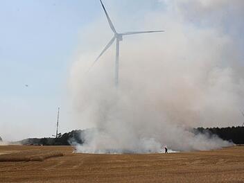 Ein Feld direkt brannte am Freitagnachmittag am ersten Windrad der WEA Windheim. Foto: Arnold Nöth