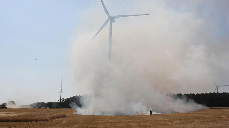 Ein Feld direkt brannte am Freitagnachmittag am ersten Windrad der WEA Windheim. Foto: Arnold Nöth