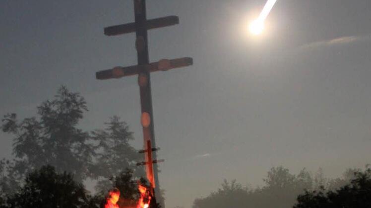 Zwar sind alljährlich Anfang August viele Sternschnuppen zu erwarten, doch dieser scheinbare Meteorit entstand durch eine Langzeitbelichtung auf die Szene mit einem schnellen Wegzoomen des Mondes.  Foto: Matthias Einwag