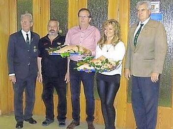 Saukönig und Jedermannschießen-Königin werden geehrt (v. l.): Schützen- und Ehrenschützenmeister Reinhold Wolf, 3. Schützenmeister Michael Staar, Alfred Föhrweiser (Saukönig), Edith Wienheim (Jedermannschießen-Königin), Wolfgang Bergmann (2. Schützenmeister) Foto: eh