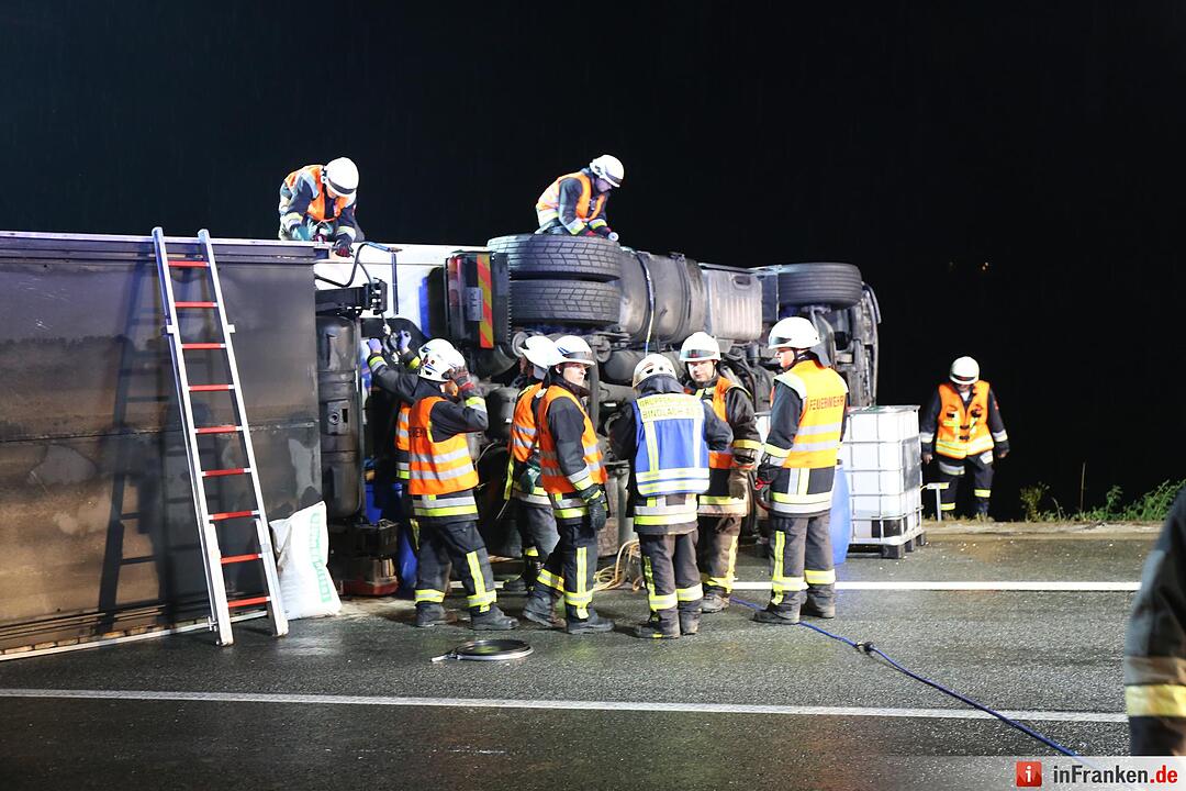 Lkw kippt um und blockiert komplette A9