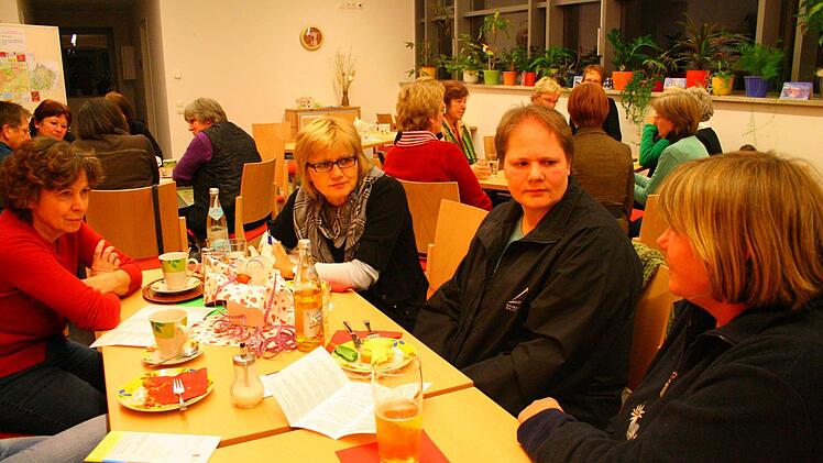 Im Mehrgenerationenhaus in Forchheim finden nicht nur Bürgerinnnentreffen statt, wie hier 2010 mit Stadträtinnen. Die Einrichtung dient auch als Treff für Familien mit Migrationshintergrund.  Foto. Archiv Oswald
