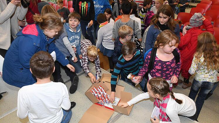 Am 19. Dezember erforschten Jungen und Mädchen an der Kinder-Uni, wie der Nikolaus es schafft, alle Geschenke rechtzeitig und bei den richtigen Empfängern abzugeben. Zum Schluss gab es für alle noch einen ganz süßen Nikolaus. Foto: Ronald Rinklef