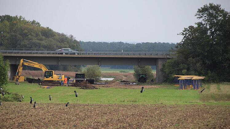 Die Sand- und Kiesabbauer verlegen derzeit Leitungen unter der A3 hindurch.  Foto: Andreas Dorsch