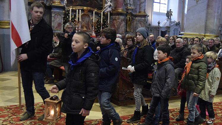 Lukas Gamper vom Pfadfinder-Stamm Andechs-Rothenau trug das Friedenslicht in die Basilika Vierzehnheiligen.Andreas Welz