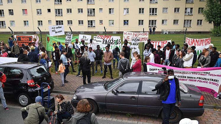 200 Menschen demonstrierten am Samstag, 23. Juni, gegen die Aufnahmeeinrichtung Oberfranken. Foto: Ronald Rinklef