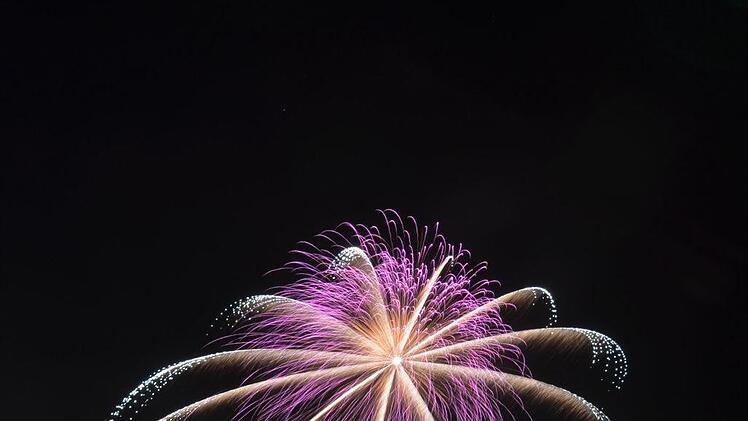 Mit einem grandiosen Feuerwerk endete die diesjährige Kurgartenbeleuchtung in Bad Bocklet.   Foto: Peter Rauch