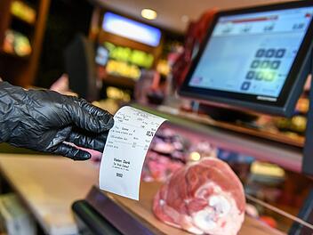 Eine Metzgerei aus Mainz hatte mit der Einführung der Kassenzettel-Pflicht eine kreative Idee. Sie geben ihren Zetteln eine weitere Aufgabe und machen sie kurzerhand zu einem Lottoschein. Einmal in der Woche zieht der Metzger dann einen Gewinnen. Symbolfoto: Jens Kalaene/zb/dpa Eine Metzgerei aus Mainz hatte mit der Einführung der Kassenzettel-Pflicht eine kreative Idee. Sie geben ihren Zetteln eine weitere Aufgabe und machen sie kurzerhand zu einem Lottoschein. Einmal in der Woche zieht der Metzger dann einen Gewinnen. Symbolfoto: Jens Kalaene/zb/dpa
