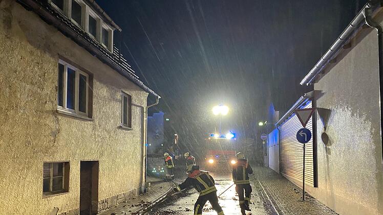 Die Feuerwehr Bad Brückenau beseitigte die Schäden von Sturmtief "Sabine": umgestürzte Bäume, lose Dachteile, abgebrochene Äste und umgestürzte Bauzäune. Foto: Sebastian Gerr
