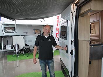Über 300 Wohnmobile hat Geschäftsführer Andreas Kohlert auf dem  Gelände im Aischpark in Höchstadt stehen. Im Schnitt liefert seine Firma Wohnmobile Erlangen sechs bis acht Neufahrzeuge pro Tag aus, manchmal auch 13.  Foto: Andreas Dorsch