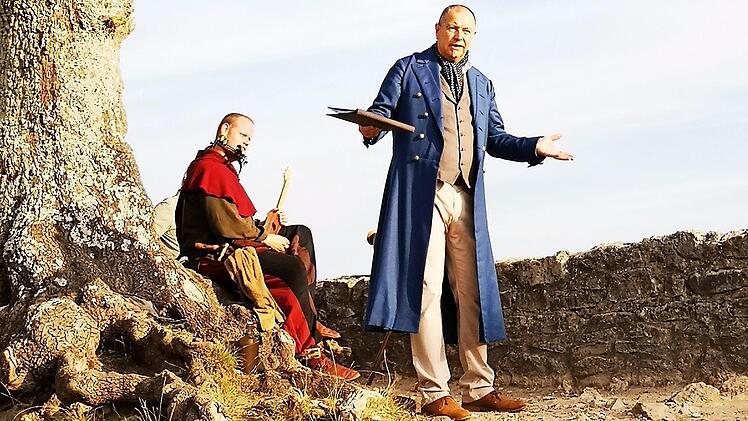 Rainer Streng (rechts) als Wanderer aus der Zeit der Romantik und René Kraus als mittelalterlicher Barde "Entus" unterhielten die zahlreichen Zuhörer bestens. Foto: privat