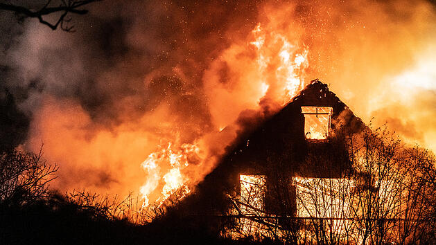 Wohnhaus steht lichterloh in Flammen