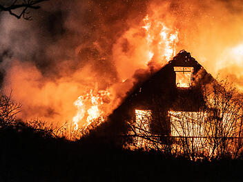 Wohnhaus steht lichterloh in Flammen