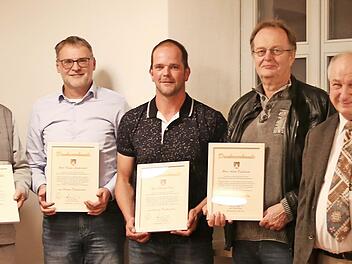 In der Gemeinderatssitzung verabschiedeten (von links) Bürgermeister Werner Burger und sein Stellvertreter Volker Kirschenlohr die ehemaligen Gemeinderäte Rudi Kemnitzer, Klaus Lauterbach, Manuel Nahr, Artur Vießmann und Hans Eichner. Rechts VG-Geschäftsführer Michael Laaber.