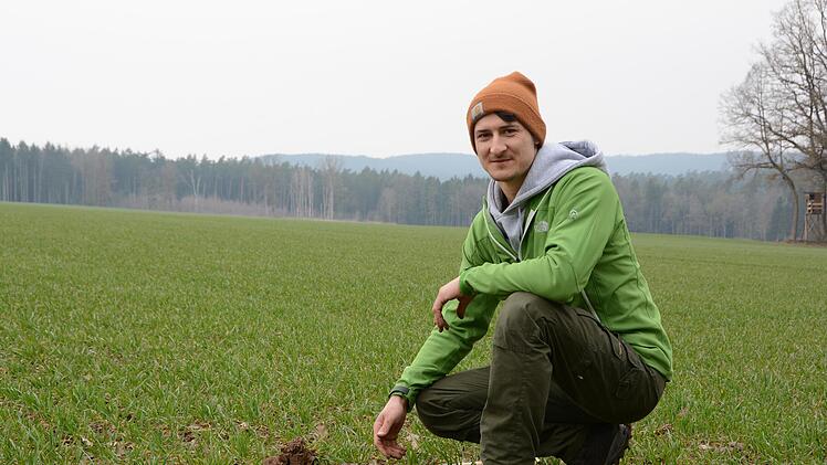 Landwirt Manuel Faßold auf einem seiner Äcker. Der Winterweizen hat sich bereits gut entwickelt.