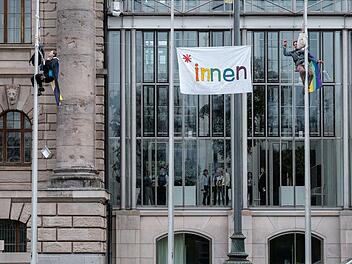 Protest gegen Genderverbot in Bayern: Schüler klettern auf Fahnenmast vor und zeigen Banner