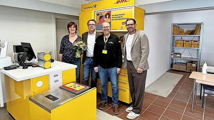 &Uuml;ber die Er&ouml;ffnung freuen sich (v.&nbsp;l.) die Mitarbeiterin der neuen Postfiliale, F. B&aacute;lint, B&uuml;rgermeister Benedikt Graf von Bentzel, Vertriebsmanager Ralf Gans sowie Hauptamtsleiter Sebastian Kramer von der Gemeinde Heroldsbach.
