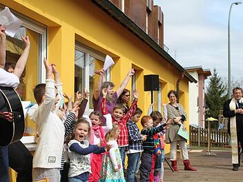 Die Kinder drückten ihren Dank für die Einweihung des Hauses mit Liedern und Gedichten aus. Pfarrer Foltin (rechts) segnete es. Fotos: may