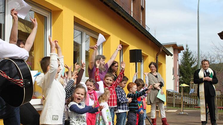 Die Kinder drückten ihren Dank für die Einweihung des Hauses mit Liedern und Gedichten aus. Pfarrer Foltin (rechts) segnete es. Fotos: may