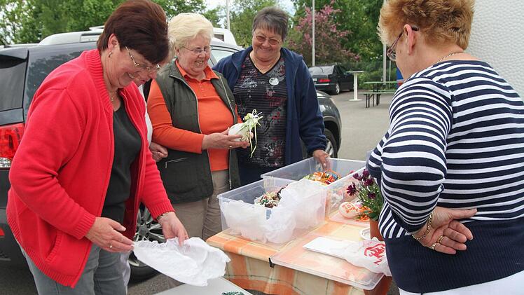 Kurzweil gab es für die Damen, die sich wie hier zu Tauschbörsen trafen.
