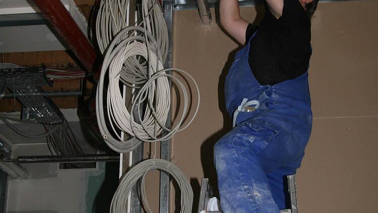 Im Gebäude wurden Kabel, Installationen und Heizung komplett erneuert: Die Technik wurde von Öl auf Gas umgestellt. Auch Klimaanlagen und Lüftung sind modernisiert