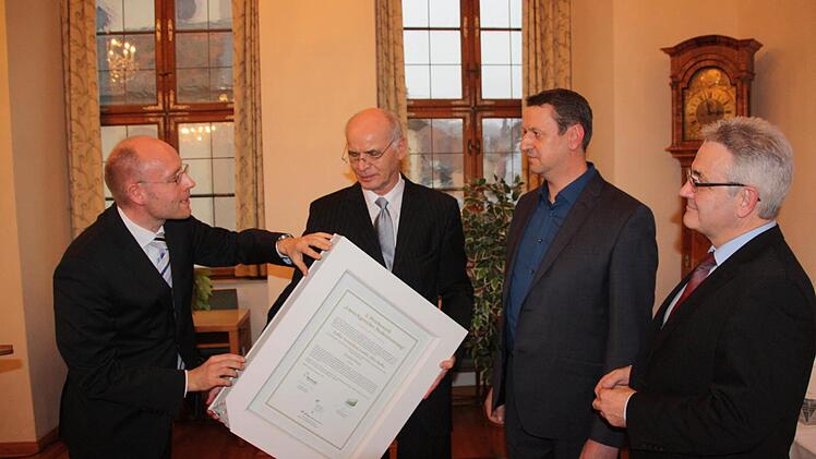 Die Geschäftsführer Michael Vetter und Werner Preusker überreichten den ersten Preis an Stefan Keßler (von links). l