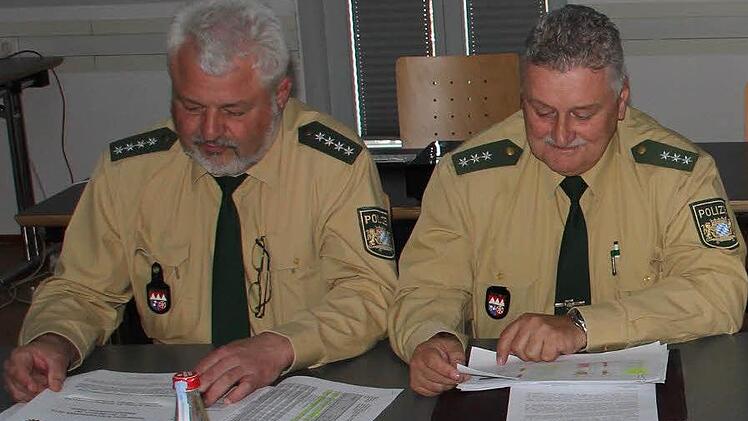 Die Polizisten Siegbert Weinkauf (links) und Berthold Schnineller, beide von der Inspektion Ebern.