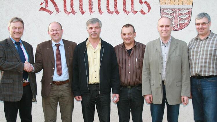 Sechs Zeitlofser Räte verabschiedete Bürgermeister Wilhelm Friedrich (von links) bei der letzten Gemeinderatssitzung mit Stefan Helfrich, Uwe Fischer, Manfred Krauß, Arno Müller und Wolfgang Kenner. Auf dem Foto fehlt Freiherr Lutz von Thüngen. Foto: Gabriele Sell