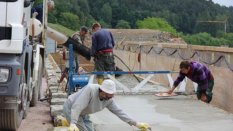 Die Mitarbeiter der Firma Diersch aus Pegnitz werkeln mit Hochdruck an der Mammut-Baustelle der Autobahn 70 zwischen Neudrossenfeld und dem Dreieck Bayreuth/Kulmbach. Foto: Katharina Müller-Sanke
