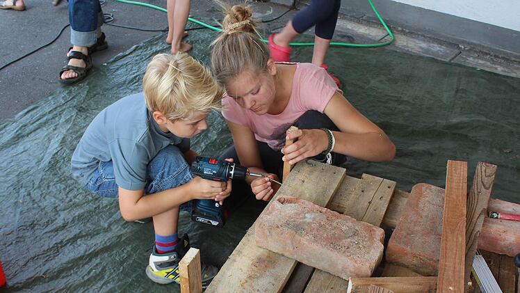 Der Umgang mit dem Akkuschrauber ist gar nicht so einfach.