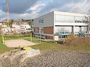 Die Eberner Realschule (rechts) muss saniert und erweitert werden. Gleich neben dem Gebäude wird das neue Hallenbad errichtet (links).