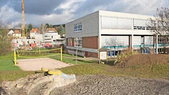 Die Eberner Realschule (rechts) muss saniert und erweitert werden. Gleich neben dem Gebäude wird das neue Hallenbad errichtet (links).