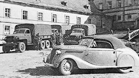 Drei tschechoslowakische Lastwagen und ein Auto der US-Militärregierung stehen am 11. Oktober 1945 im Banzer Klosterhof - auf den Lkw wurden geraubte Kunstgegenstände abtransportiert, die von den Amerikanern an die Tschechen zurückgegeben wurden. Repro: FT