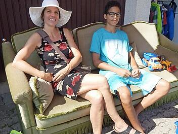 Bis zum Mittag blieben Karin Heinlein und ihr Sohn Lawrance sprichwörtlich auf ihrem Sofa sitzen. Fotos: Mona Lisa Eigenfeld