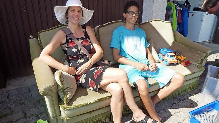 Bis zum Mittag blieben Karin Heinlein und ihr Sohn Lawrance sprichwörtlich auf ihrem Sofa sitzen. Fotos: Mona Lisa Eigenfeld