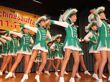 Die Micki-Garde freut sich schon auf die kurze närrische Session - und gab zum Faschingsauftakt ihr Bestes. Fotos: Sonja Adam