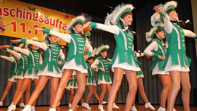 Die Micki-Garde freut sich schon auf die kurze närrische Session - und gab zum Faschingsauftakt ihr Bestes. Fotos: Sonja Adam