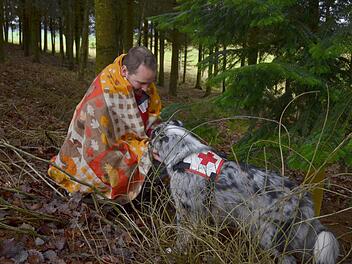 Paula am Ziel. Vermisste Person gefunden, Leckerli kassiert. Fotos: Rainer Lutz