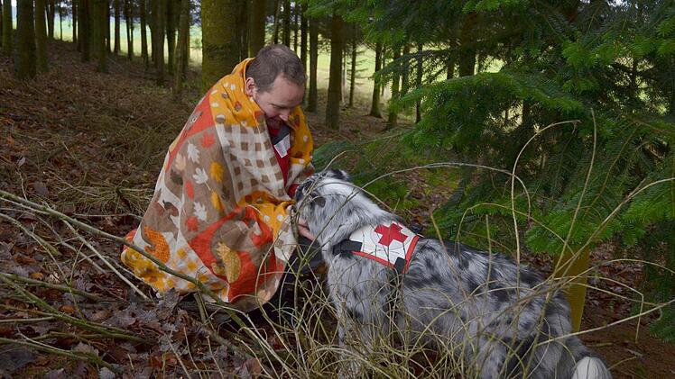 Paula am Ziel. Vermisste Person gefunden, Leckerli kassiert. Fotos: Rainer Lutz