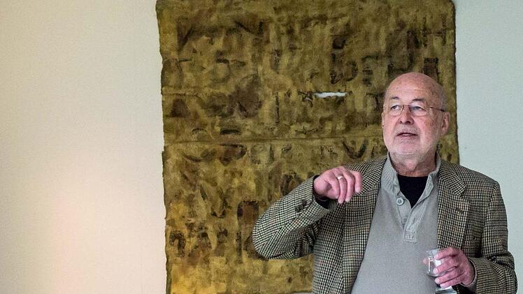 Dietmar Pfister vor seinem Gemälde "Klagemauer" im Kunstverein CoburgFoto: Jochen Berger