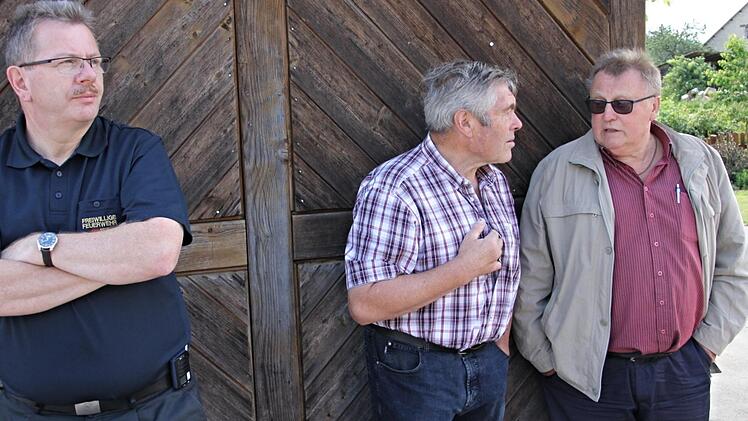 Beobachter am Rande (von links): Kreisbrandrat Ralf Dressel, Gemeinderat Willi Andres und Bürgermeister Willi Sendelbeck.